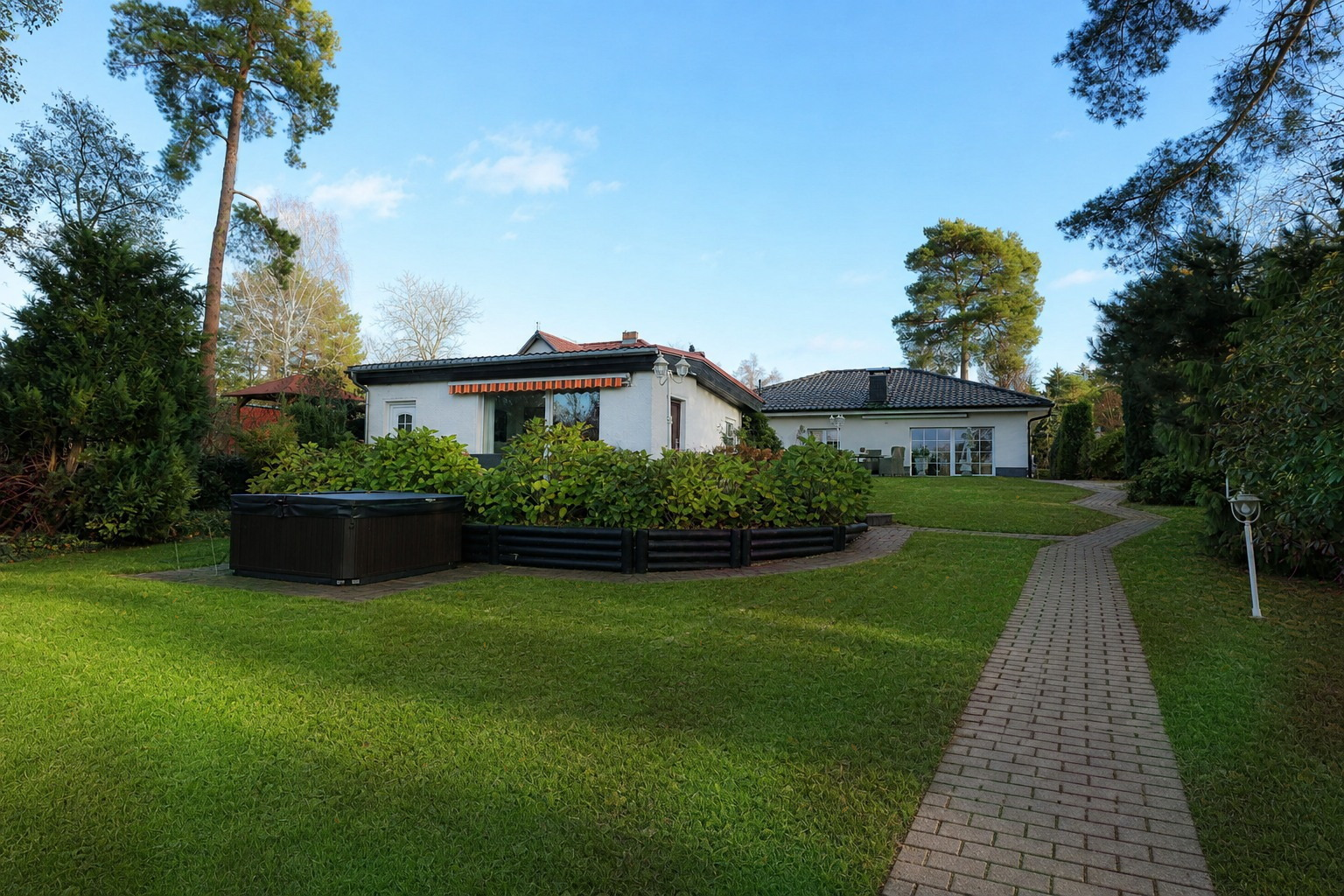 Überdachter Whirlpool mit Gartenweg am Seehaus Kablow