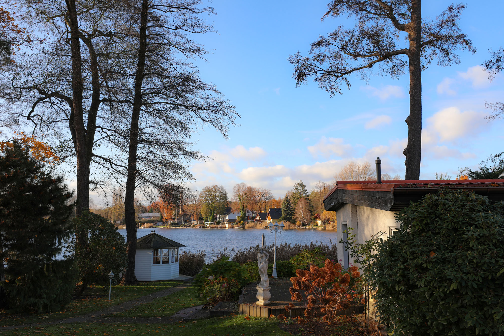 Herbstlicher Garten mit Gazebo und Seepanorama Krüpelsee