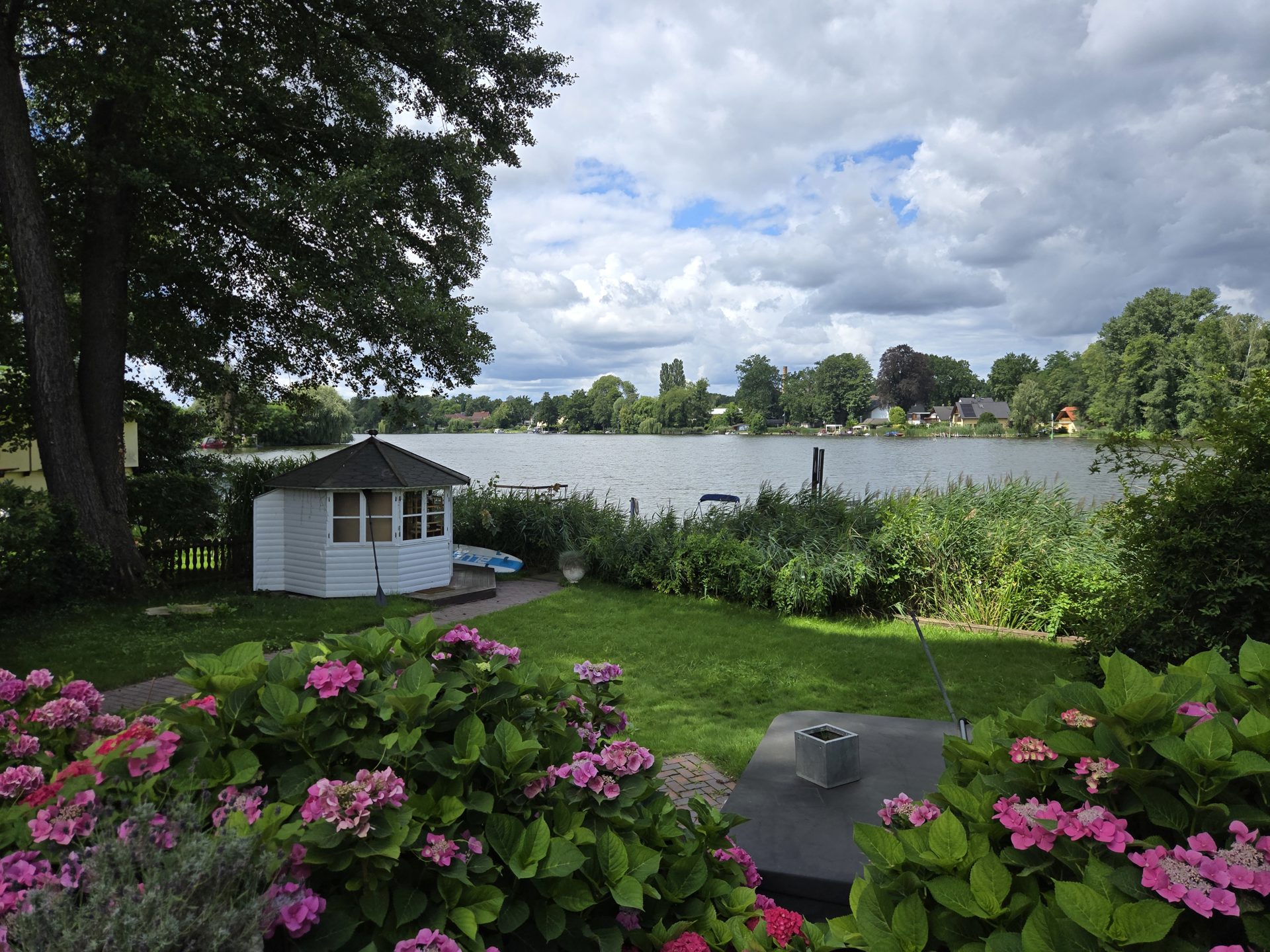 Gartenpavillon mit Hortensien am Krüpelsee Kablow