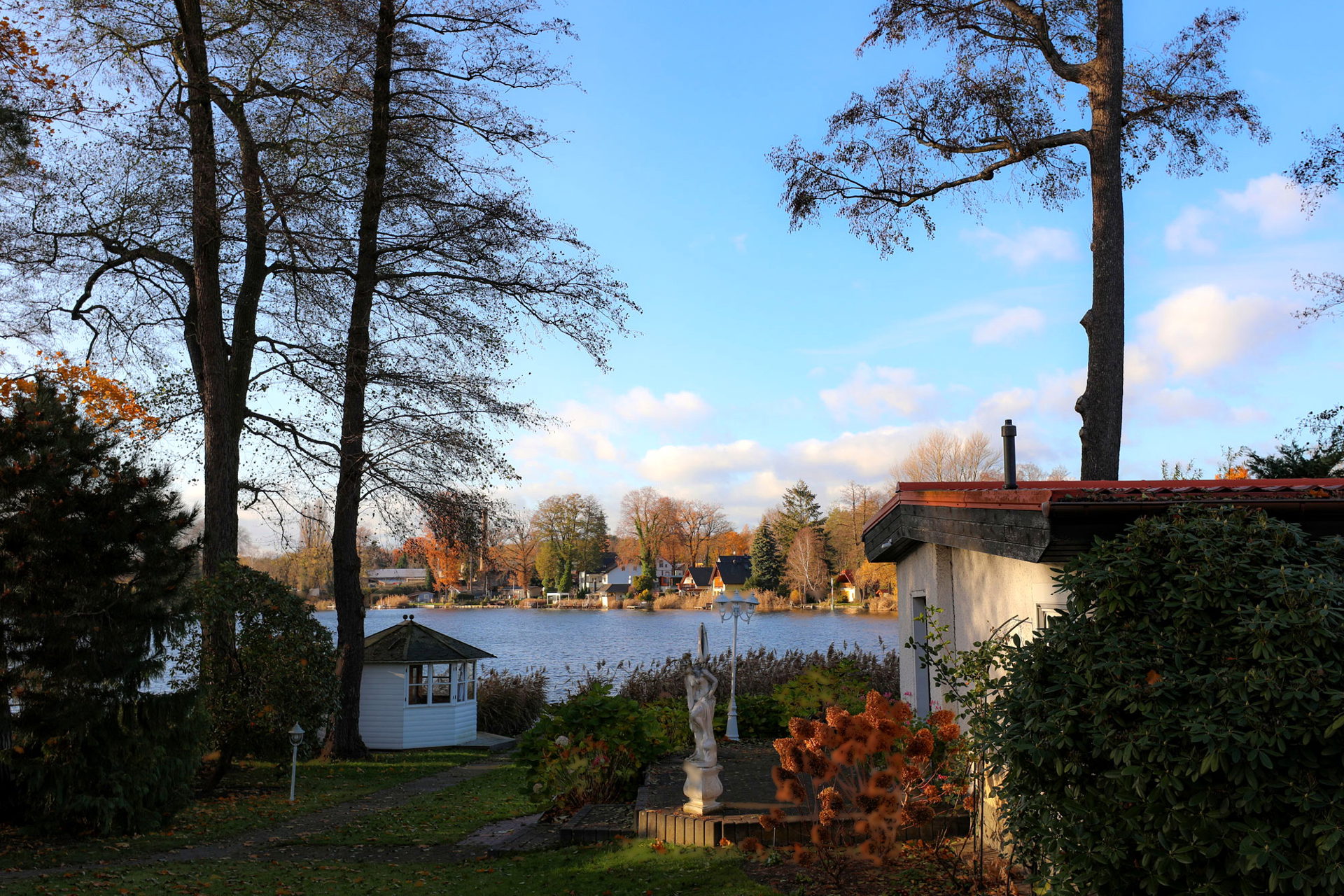 Herbststimmung am Krüpelsee mit Gartenskulptur