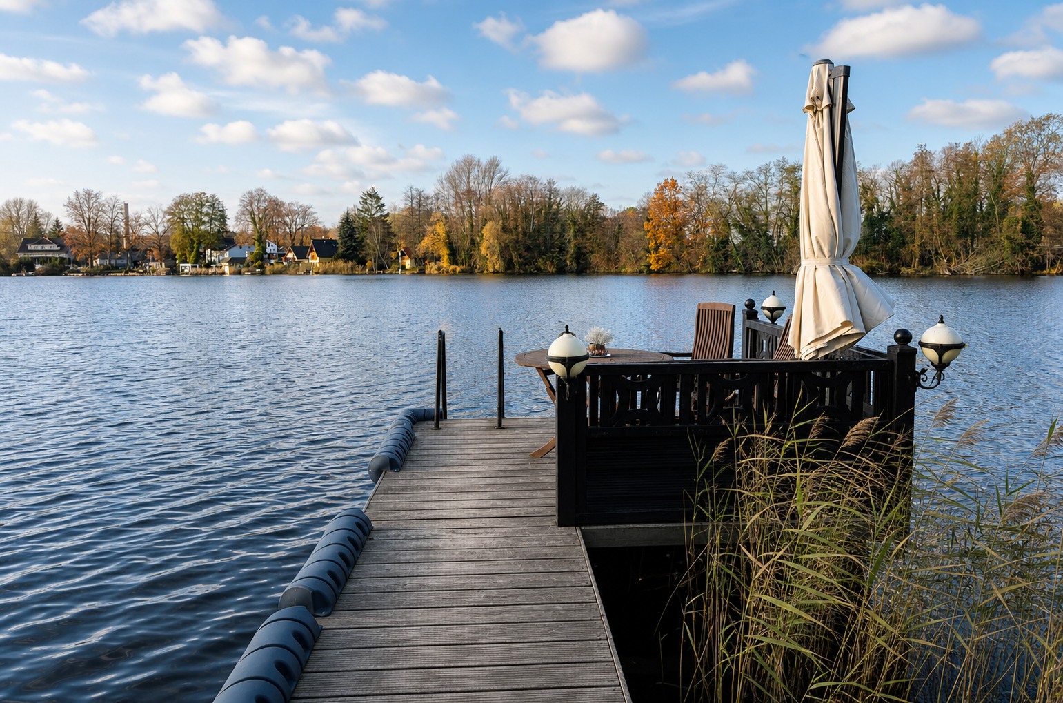 Privater Bootssteg am Krüpelsee mit Sitzbereich und Sonnenschirm