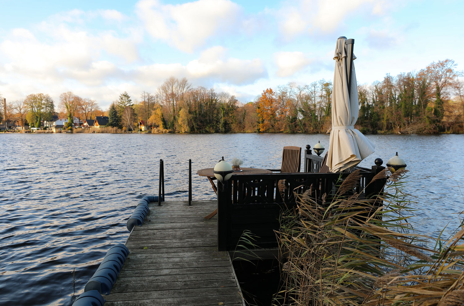 Bootssteg am Krüpelsee im Herbst mit Sitzbereich Kablow