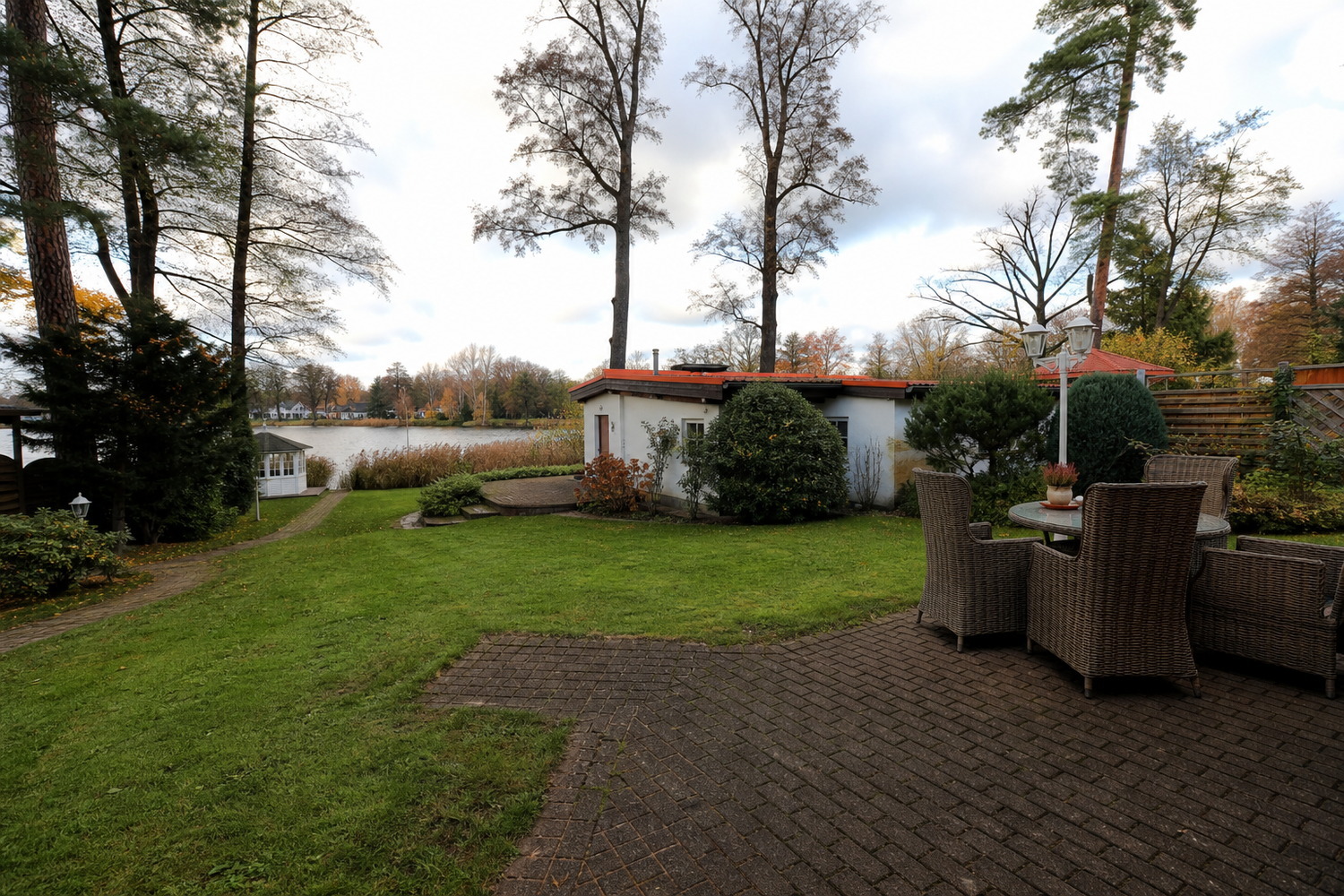 Seeseitiger Garten und Terrasse der Villa am Krüpelsee Kablow