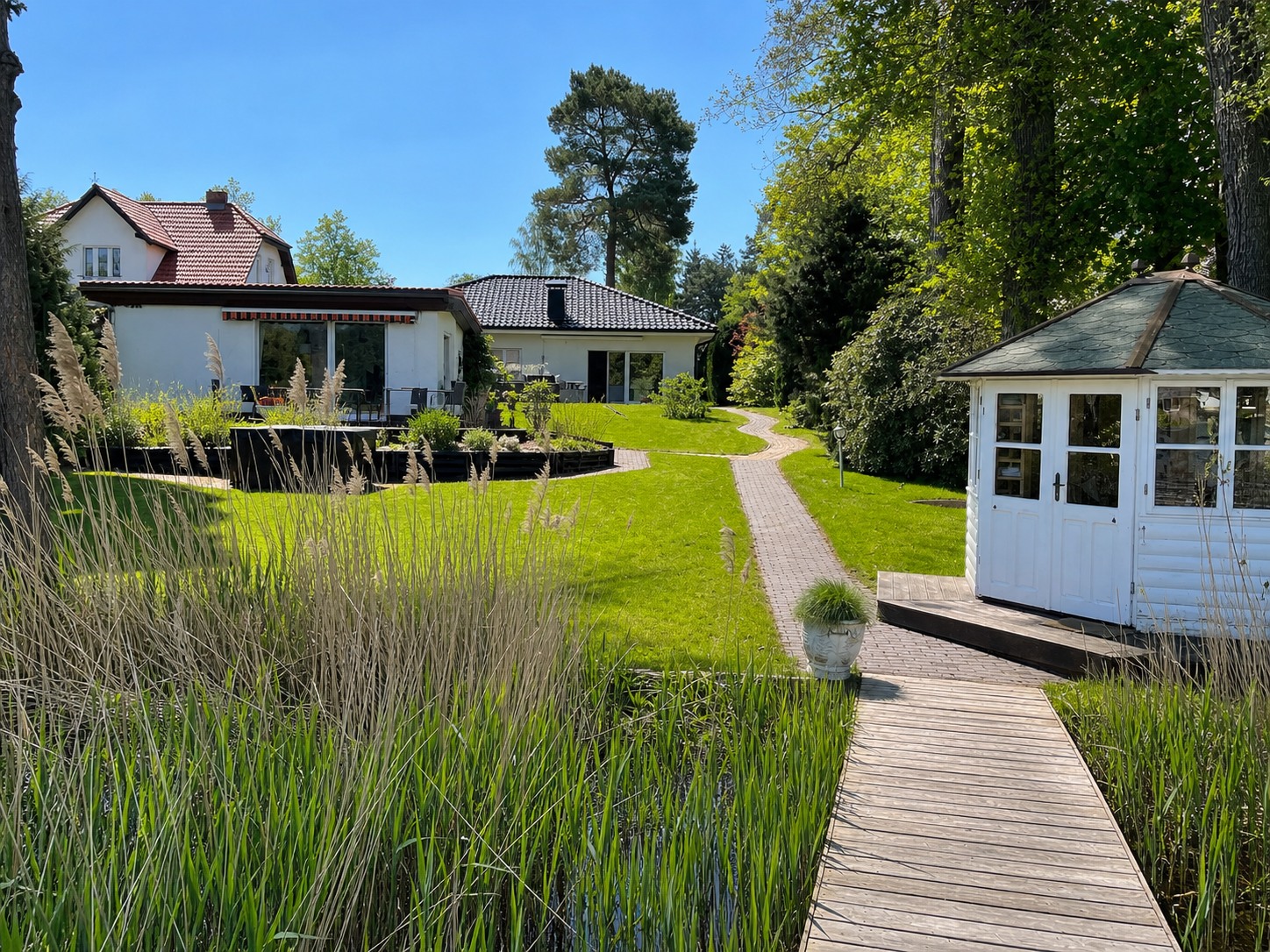 Gartenanlage mit Holzsteg und Pavillon am Krüpelsee