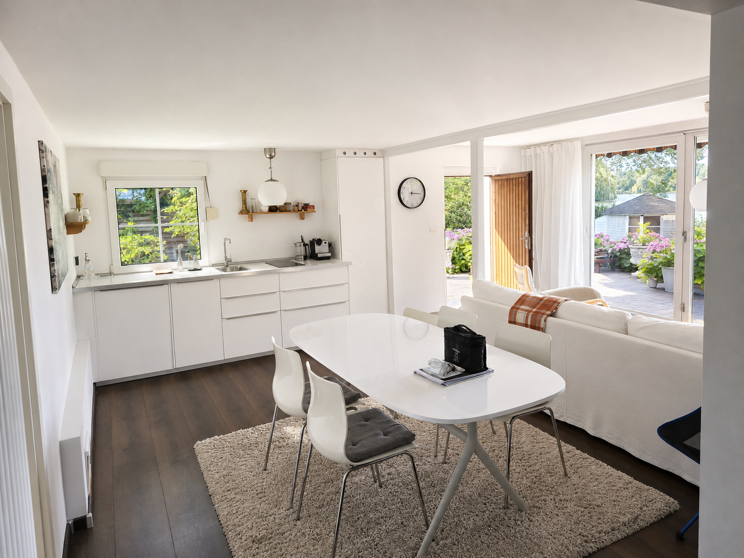 Küche und Essbereich im Gästehaus Kablow