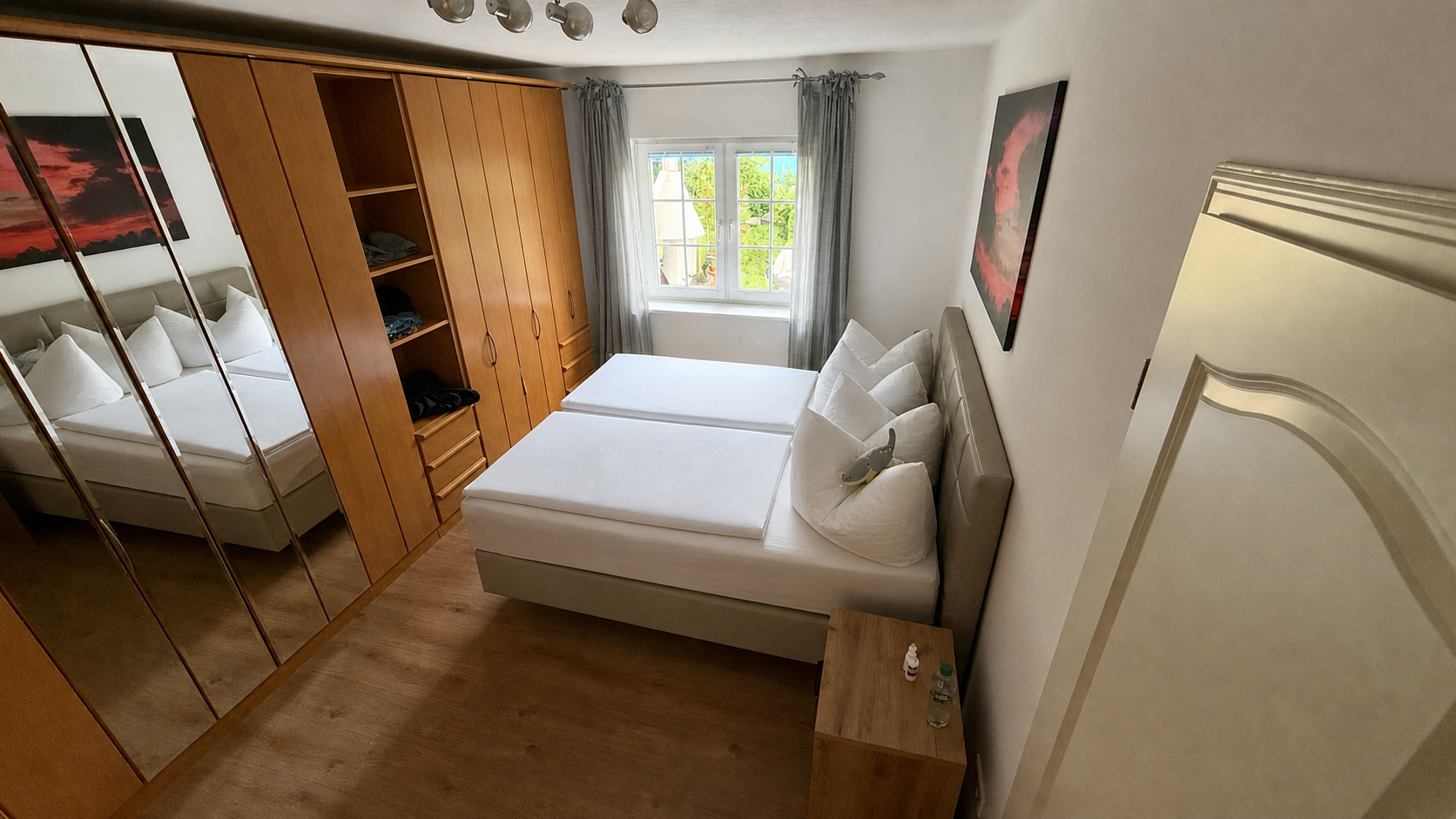 Helles Schlafzimmer in der Villa am Krüpelsee Kablow