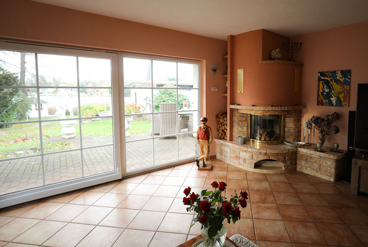 Wohnzimmer mit Kaminofen und Terrasse in der Villa Kablow