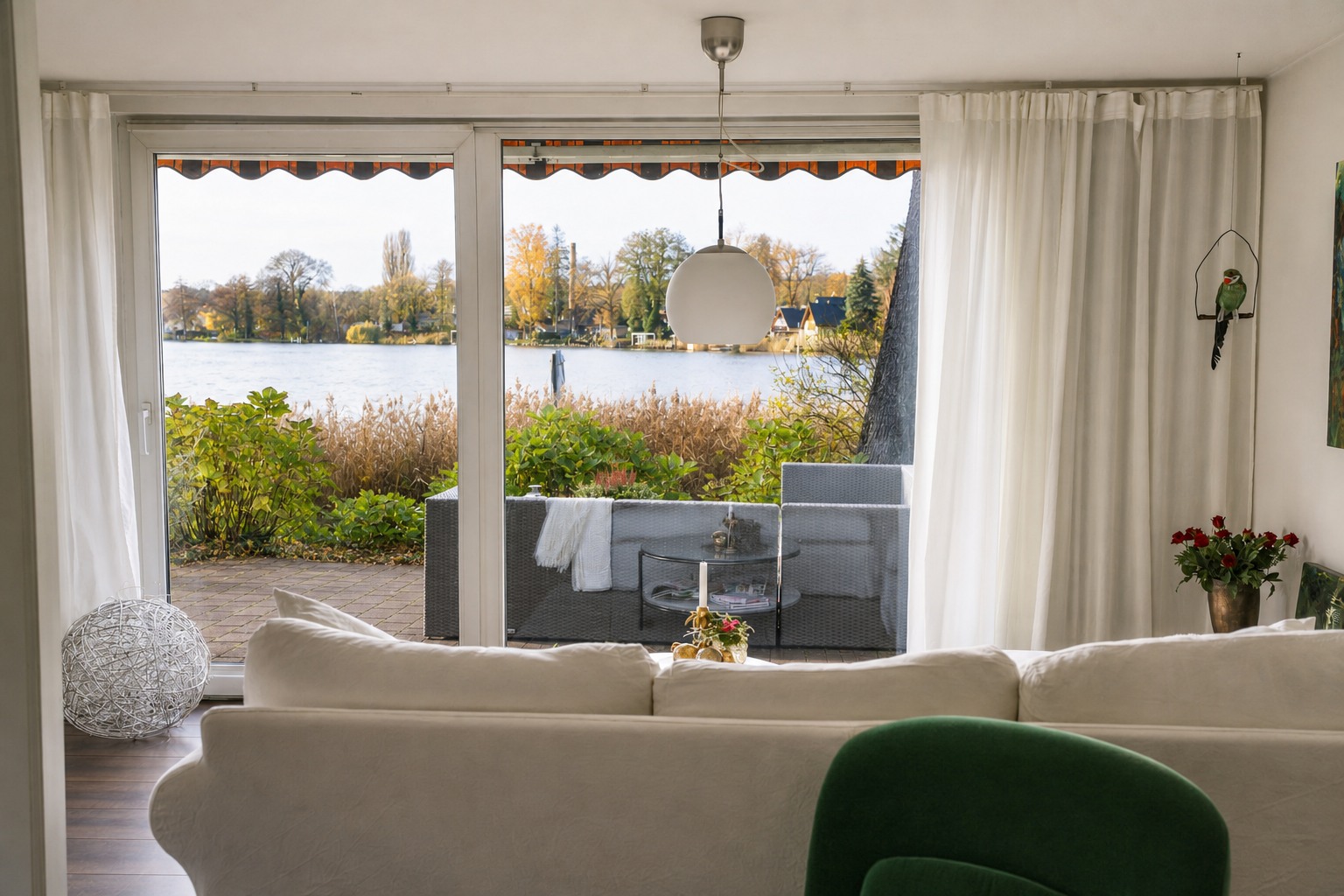 Wohnzimmer der Villa am Krüpelsee mit Seeblick und Terrassentür